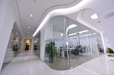 辦公室裝修設(shè)計(jì)中玻璃材料的可逆性?xún)?yōu)勢(shì)及應(yīng)用策略